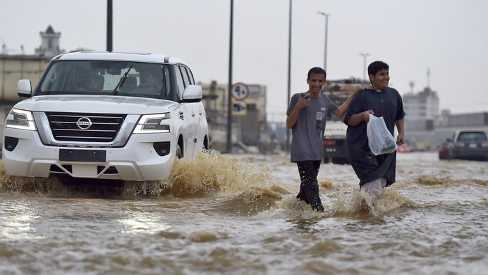 Fakta Banjir yang Melanda Jeddah, Jalan Sempat Terputus