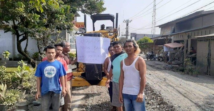 Pemkab Langkat Tak Respon, Warga Kecamatan Binjai Terpaksa Perbaiki Jalan Sendiri