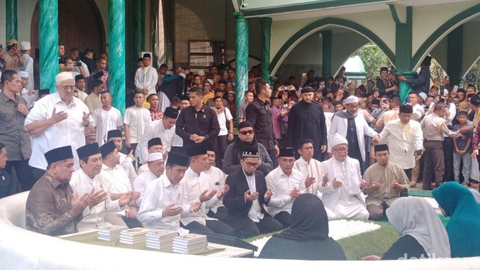 Jokowi hingga Ustadz Adi Hidayat Ziarah ke Makam Haji Anif Ayah Wagub Sumut