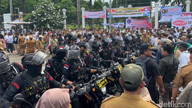 Demo APDESI Ricuh, Massa Unjuk Rasa Rusak Tembok DPR Pakai Palu