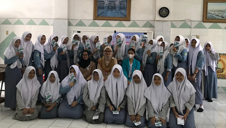 Dosen dan Mahasiswa IKH Medan Laksanakan Sosialisasi SADARI di SMA Swasta Al Ittihadiyah