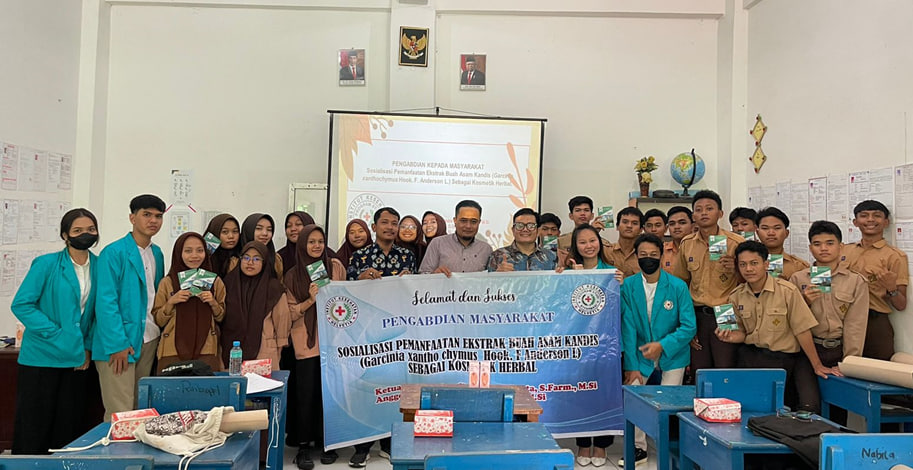 Dosen Fakultas Farmasi IKH Medan Adakan Sosialisasi Pemanfaatan Ekstrak Buah Asam Kandis di SMKS Al Razi Sinar Harapan 