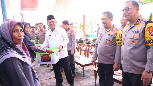 Polri Bagikan Bansos, Gubernur Kepri Ajak Warga Pilih Capres yang Lanjutkan Jokowi