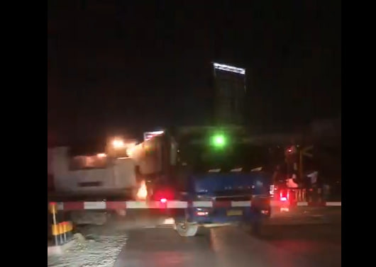 [VIDEO] Kereta Api Tabrak Truk Mogok di Pasar Bengkel Perbaungan