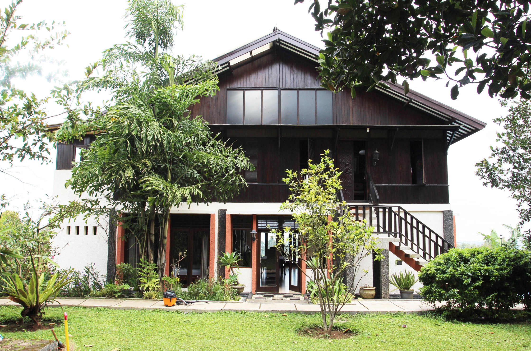 Menyegarkan Liburan di Villa Roemah Oelin, Lembang Bandung: Menyatu dengan Alam dan Kenyamanan