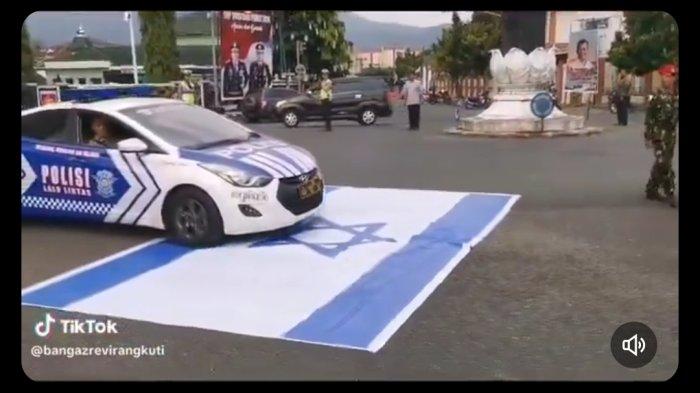 VIRAL!! Video Mobil Patwal Polisi Lindas Bendera Israel