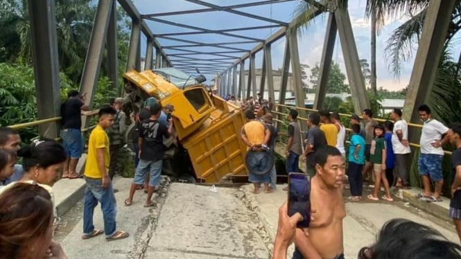 Truk muatan pasir terperosok di jembatan Batang Serangan, Selasa (11/06/2024)