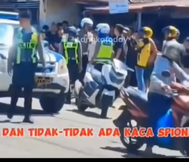 VIRAL! Video dengan Narasi Polisi dan Masyarakat saling Menilang