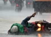 Bahaya Bang! Naik Motor Saat Hujan Lebat dan Angin Kencang, Begini Tips Aman dari Praktisi Safety Riding