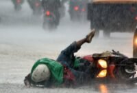 Bahaya Bang! Naik Motor Saat Hujan Lebat dan Angin Kencang, Begini Tips Aman dari Praktisi Safety Riding