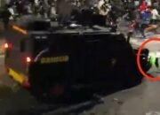 Detik-Detik Ojol 21 Tahun Hancur Terlindas Rantis Brimob, Warga: “Tetep Aja Dilindes Abis!”