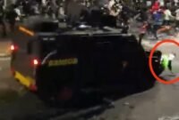 Detik-Detik Ojol 21 Tahun Hancur Terlindas Rantis Brimob, Warga: “Tetep Aja Dilindes Abis!”