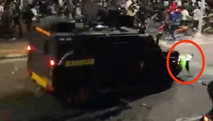 Detik-Detik Ojol 21 Tahun Hancur Terlindas Rantis Brimob, Warga: “Tetep Aja Dilindes Abis!”