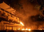 Kantor DPRD Makassar Dibakar Massa, 10 Mobil Hangus