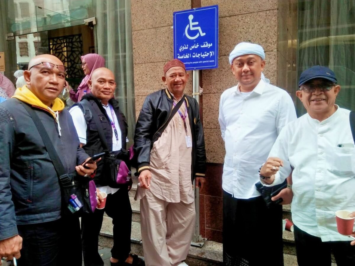 Momen saat Syah Afandin (tengah) bersama rombongan melaksanakan ibadah umroh di awal Januari 2025 setelah hasil rekapitulasi perhitungan suara pilkada 2024 di umumkan KPU Langkat pada awal Desember 2024.