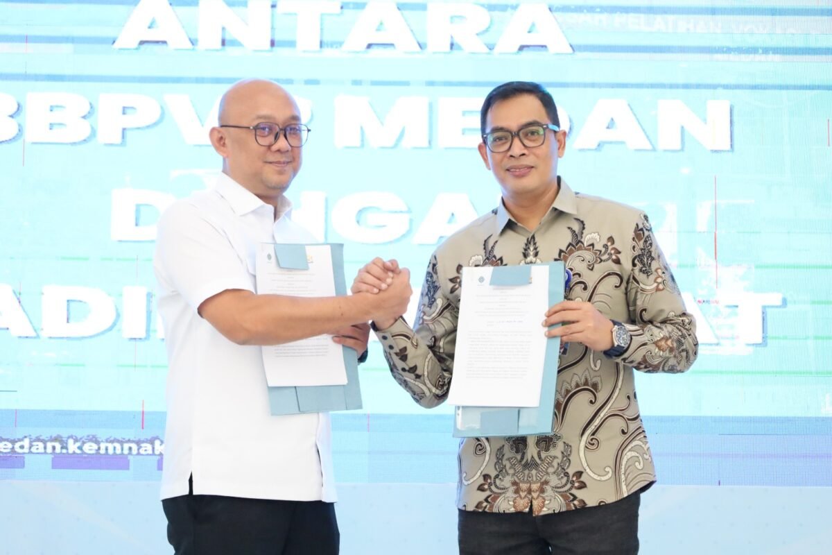 Ketua Kadin Langkat, Zulkifli, ST (kiri) bersama Kepala BBPVP Medan, Faried Abdurrahman Nur Yuliono (kanan) usai Penandatanganan MoU, Kamis (14/8).