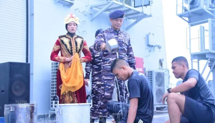 Tradisi Mandi Khatulistiwa Warnai Pelayaran Satgas Kartika Jala Krida 2025