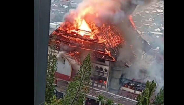 Mencekam! Gedung DPRD NTB Ludes Terbakar