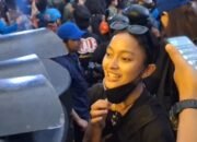 Tak Gentar di Barisan Paling Depan, Mahasiswi Ini Buka Masker Minta Ditandai Polisi