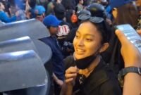 Tak Gentar di Barisan Paling Depan, Mahasiswi Ini Buka Masker Minta Ditandai Polisi