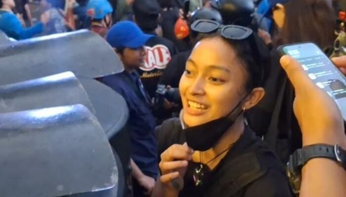 Tak Gentar di Barisan Paling Depan, Mahasiswi Ini Buka Masker Minta Ditandai Polisi