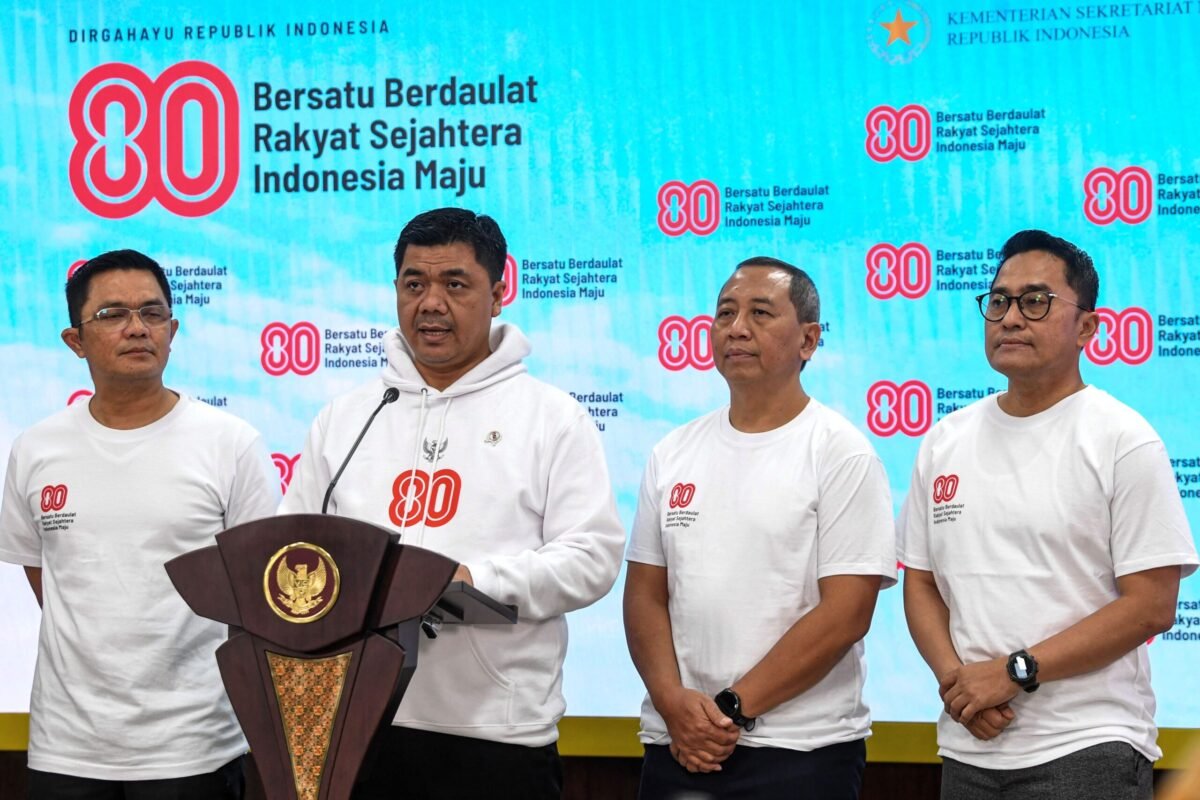 Wamensesneg Juri Ardiantoro (kedua kiri) didampingi Sekretaris Presiden (Sespres) Ariyo Windutomo (kiri), Seskemensetneg Setya Utama (kedua kanan) dan Deputi Bidang Protokol, Pers, dan Media Sekretariat Presiden Yusuf Permana (kanan) menyampaikan keterangan pers terkait rangkaian kegiatan Memeriahkan Bulan Kemerdekaan di Kantor Kepresidenan, Jakarta, Jumat (1/8/2025). Dalam keterangannya Juri Ardiantoro menyampaikan akan ada sejumlah acara serta menyatakan tanggal 18 Agustus 2025 sebagai hari libur nasional. ANTARA FOTO/Muhammad Adimaja/nym.