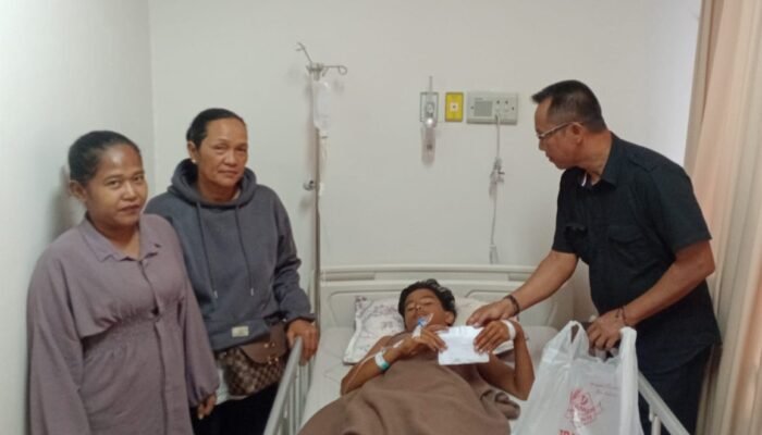 Bung RA Bantu Biaya Perobatan Farel, Pelajar Yatim Piatu Korban Serangan Monyet Liar di Pangkalan Brandan