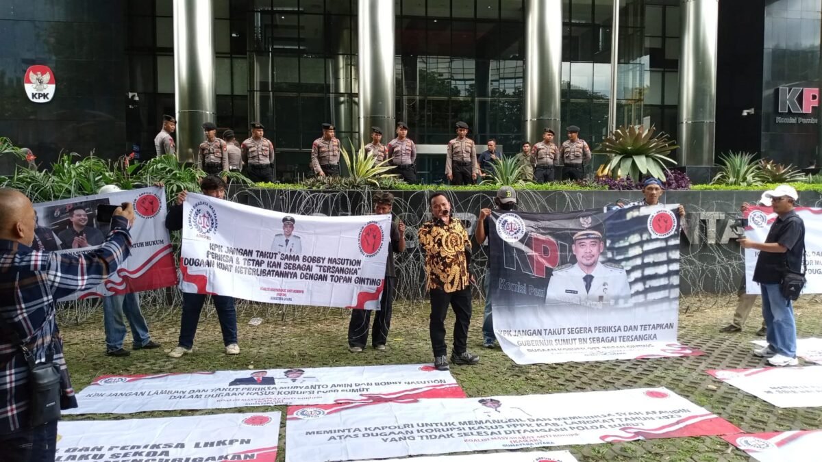 Massa aksi dari Koalisi Masyarakat Anti Korupsi (KAMAK) menyampaikan tuntutan di gedung Merah Putih KPK, Jakarta pada Kamis, 2 Oktober 2025. Istimewa/Langkatoday.com