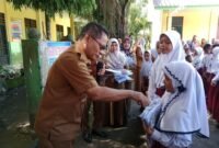 Seragam Baru dari Pemkab Langkat, Senyum Anak Sekolah Mengembang Lebar