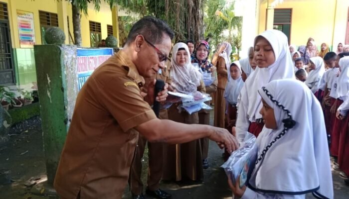 Seragam Baru dari Pemkab Langkat, Senyum Anak Sekolah Mengembang Lebar