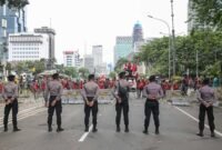 Ratusan Polisi Siaga di Monas dan DPR, Dua Aksi Unjuk Rasa Digelar Hari Ini!