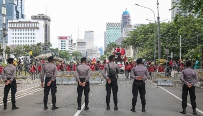 Ratusan Polisi Siaga di Monas dan DPR, Dua Aksi Unjuk Rasa Digelar Hari Ini!
