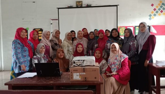 Bangun Rumah Tangga Tanpa Kekerasan: Dosen Psikologi IKH Medan Latih Pasangan Muda Kelola Konflik