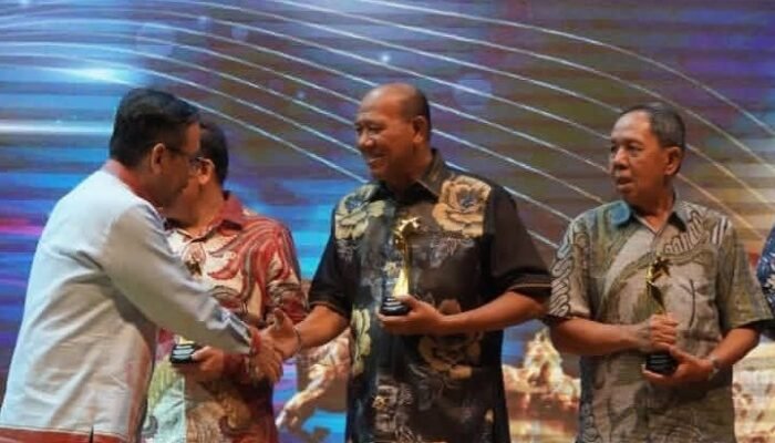 Warga Terendam Banjir Parah di Langkat, Bupatinya Malah Pilih Hadir Acara Penghargaan di Medan