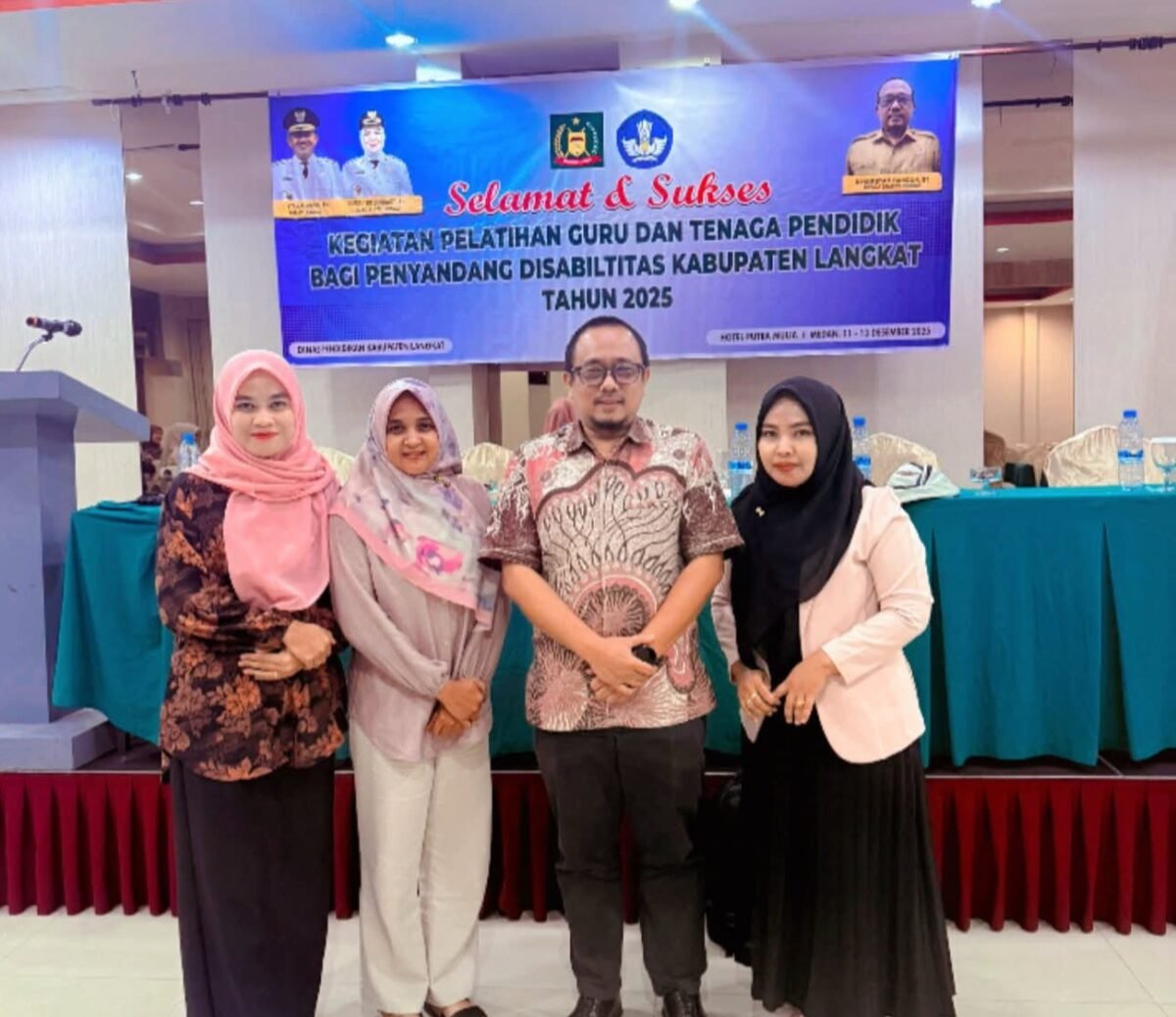 Kadis Pendidikan Langkat, Ilham Bangun saat berfoto dengan peserta pelatihan