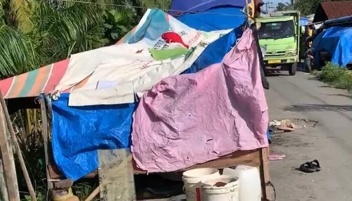 [VIDEO] Tanpa Tenda Darurat, Warga Lalang Tanjung Pura Terpaksa Mengungsi di Pinggir Jalan di Bawah Terpal Rakitan