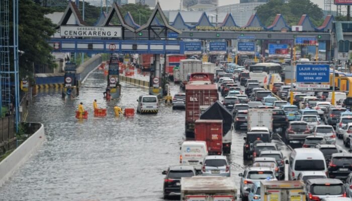 Akses Bandara Terhambat! Tol Sedyatmo Tergenang Banjir, Jasa Marga Kerahkan Pompa Tambahan
