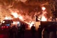 Medan Membara! Pabrik Sendal Swallow di Tanjung Mulia Terbakar Hebat, Warga Panik Berhamburan