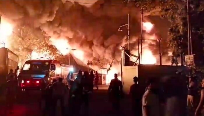 Medan Membara! Pabrik Sendal Swallow di Tanjung Mulia Terbakar Hebat, Warga Panik Berhamburan