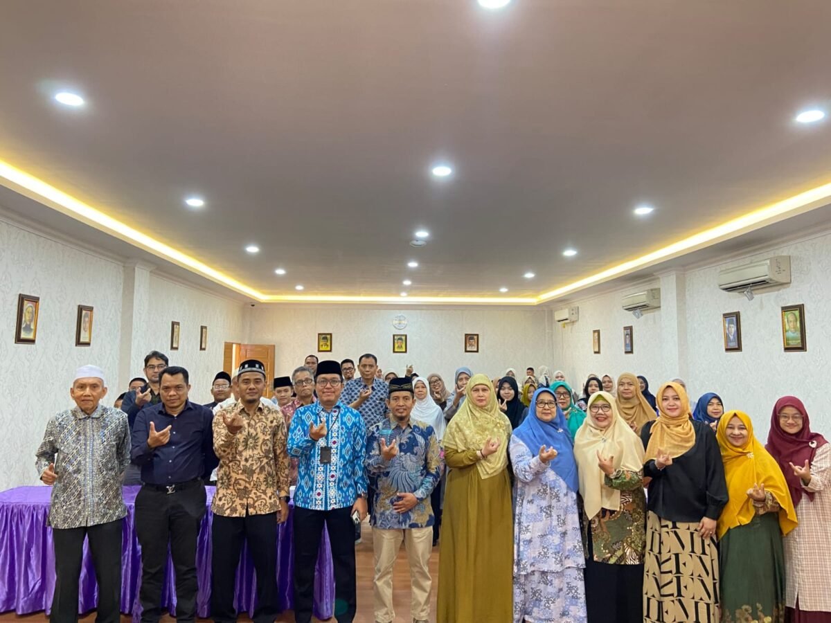 Pimpinan Ajwa Dr Angga Syahputra, pimpinan FAI UMSU dan para peserta INSIS 2025 saat mengikuti agenda manasik dan vaksinasi di aula FAI UMSU, Jalan Mukhtar Basri, Medan, Sabtu (31/1). Foto: (Putra/Langkatoday.com)