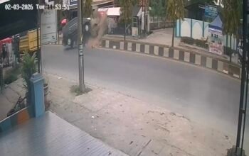 Aksi Kejar-kejaran Berakhir Terbalik! Innova Hantam Trotoar di Depan Yapim Stabat