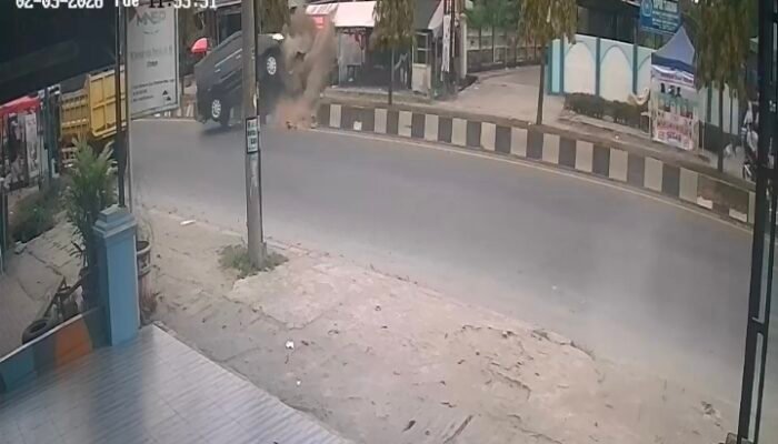 Aksi Kejar-kejaran Berakhir Terbalik! Innova Hantam Trotoar di Depan Yapim Stabat