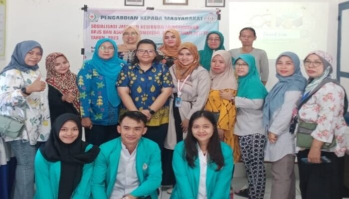 Dosen dan Mahasiswa Institut Kesehatan Helvetia Sosialisasikan BPJS dan Asuransi Komersial di Deli Tua
