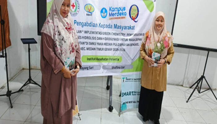 Dosen Institut Kesehatan Helvetia Edukasi Siswa SMKS YWKA Medan Terkait Inovasi Kimia Berkelanjutan
