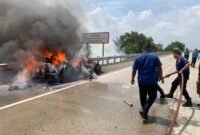 Range Rover Hangus Terbakar di Tol Paluh Kemiri, Arus Lalu Lintas Deli Serdang Sempat Tersendat