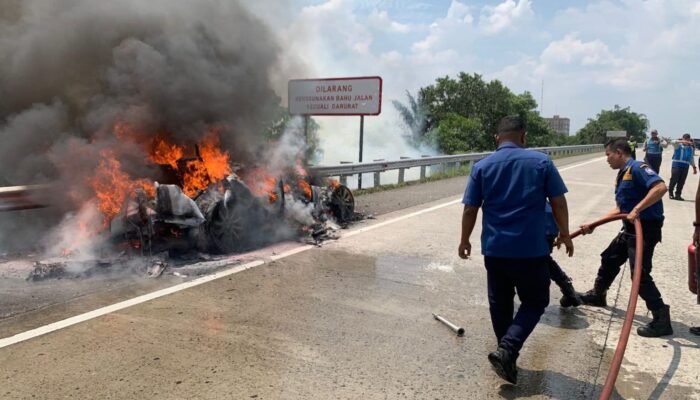 Range Rover Hangus Terbakar di Tol Paluh Kemiri, Arus Lalu Lintas Deli Serdang Sempat Tersendat