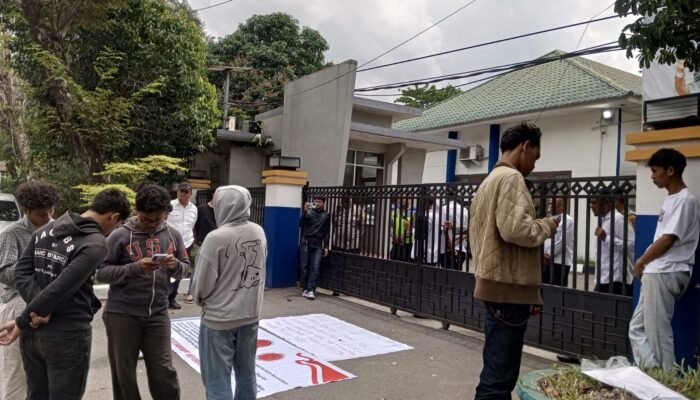 Geruduk Dinas PUTR, Massa KAMAK Desak Skandal Korupsi di Sekwan DPRD Sumut Dibongkar Hingga ke Akar!