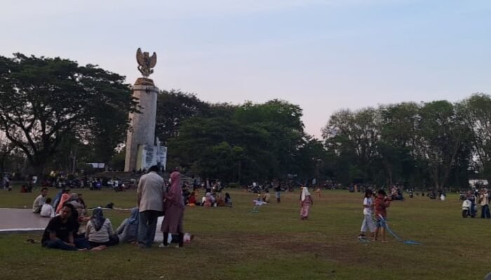 Ratusan Warga Padati Sore Lebaran ke-5 di Lapangan Tribun Alun-Alun Tengku Amir Hamzah