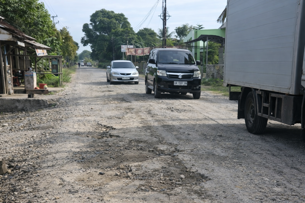 Kondisi jalan rusak dari Desa Arah Condong, Kecamatan Stabat, hingga Desa Suka Mulia, Kecamatan Secanggang, Kabupaten Langkat