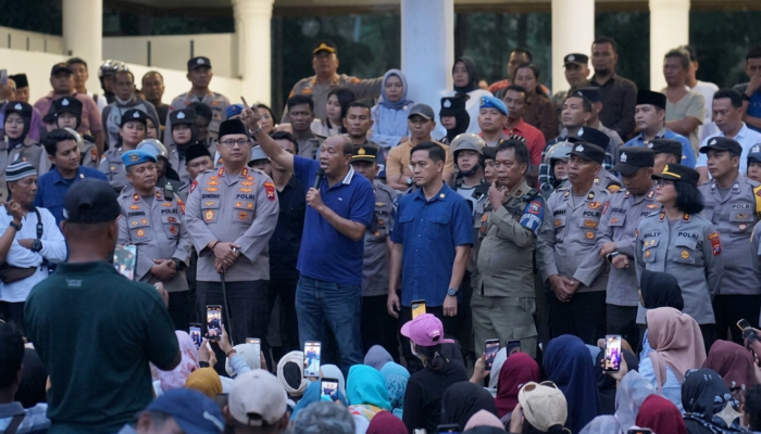 Pulang dari Jakarta Langsung Temui Massa, Syah Afandin Janji Bawa Perwakilan Korban Banjir Besitang ke Kemensos